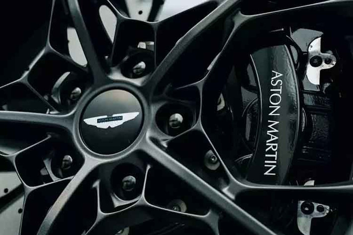 Ngoài ra, mẫu siêu xe này còn được Aston Martin tích hợp thêm 2 mô tơ điện kết hợp giúp tổng công suất cho Valhalla lên đến 937 mã lực và mô-men xoắn cực đại là 1.000 Nm.