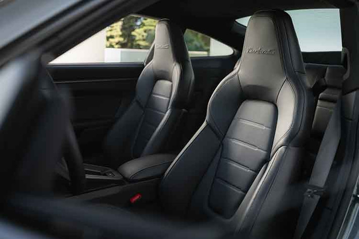 Ghế thể thao có thể chỉnh điện 18 hướng, huy hiệu Turbo S thêu trên tựa đầu cùng với các gói tuỳ chọn cá nhân hoá từ Porsche Exclusive Manufaktur.