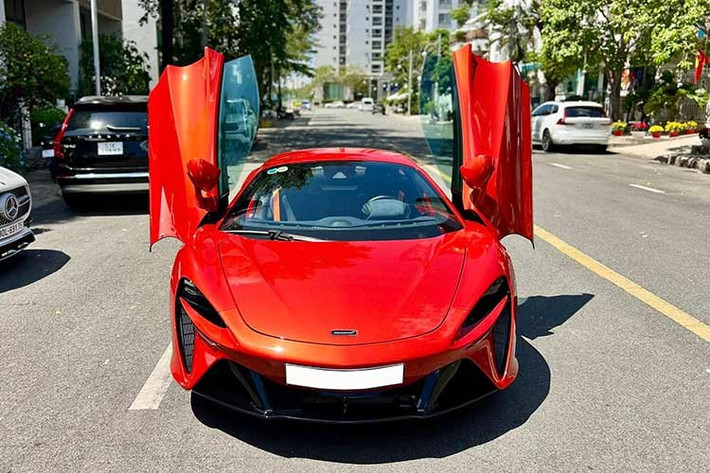 Người bán cho biết, siêu xe McLaren Artura Coupe vẫn còn giữ nguyên lớp nilon bảo vệ ở một số chi tiết nội thất và đăng ký dưới tên công ty, giúp việc sang tên đổi chủ trở nên thuận tiện hơn.