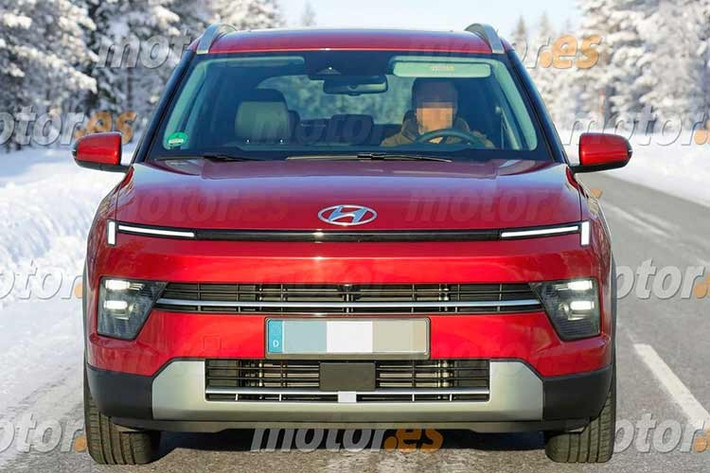 Nhìn từ bên hông, Bayon mới mang đến cảm giác gọn gàng hơn nhờ các đường nét thân xe mượt mà. Cột A có độ nghiêng lớn hơn, giúp tổng thể xe trở nên thể thao. Dù theo đuổi sự tinh tế, mẫu SUV này vẫn giữ được chất SUV đặc trưng với vòm bánh xe cơ bắp và ốp nhựa thân xe dày.