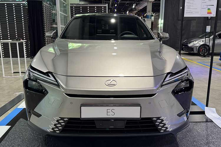 Chưa hết, Lexus ES 2026 còn có hệ thống đèn trước 2 tầng với dải đèn LED định vị ban ngày hình chữ "L" nằm phía trên và đèn pha chính đặt bên dưới. Dù ở phiên bản nào, xe cũng có hốc gió trung tâm rộng nằm trên cản trước với những chi tiết trang trí hình thoi hai bên.