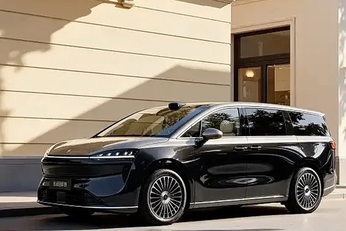 Luxeed là thương hiệu xe điện liên doanh giữa Huawei và Chery, ra đời năm 2023 trong khuôn khổ liên minh HIMA. Tính đến tháng 11/2025, hãng đã bàn giao hơn 81.000 xe, với hai mẫu hiện có là sedan S7 và SUV R7, đều có tùy chọn hệ truyền động thuần điện (BEV) và mở rộng phạm vi hoạt động (EREV).