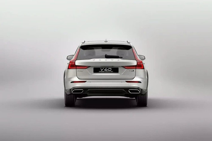 Một tính năng khác của V60 Cross Country là chức năng LSD điều khiển bằng phanh. Nói một cách đơn giản, hệ thống phanh mô phỏng vi sai hạn chế trượt trên cả hai trục để truyền mô-men xoắn đến các bánh xe có độ bám tốt hơn. Được trang bị hộp số do Aisin cung cấp, mẫu xe wagon hạng sang cỡ nhỏ này chưa bao giờ sử dụng động cơ 2.0 tăng áp kép của V60 T6 và V60 T8.