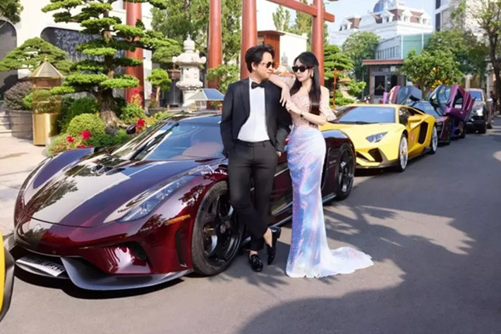 Trong 1 phiên live stream vào ngày 2/8/2025 vừa qua, đại gia Hoàng Kim Khánh, chủ nhân của bộ sưu tập xe hơn 400 tỷ đồng, với điểm nhấn là McLaren Senna và Koenigsegg Regera đã có những chia sẻ khá thú vị về đam mê xe của mình.