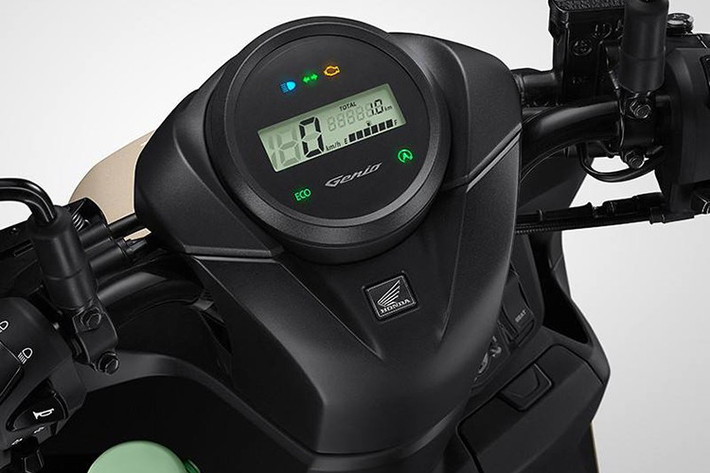 Xe sử dụng bộ lốp 12 inch giúp tăng khả năng cân bằng và ổn định, chiều cao yên 744 mm dễ điều khiển cùng lốp không săm bản rộng 100/90-12 (trước) và 110/90-12 (sau) mang lại cảm giác thoải mái khi lái.