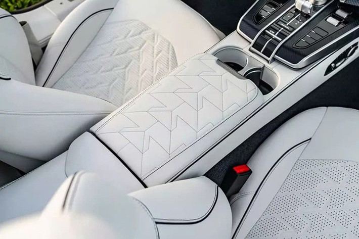 Mỗi ốp gương chiếu hậu đều có một sọc đỏ bên lái và một sọc xanh bên hành khách, mô phỏng đèn định vị truyền thống bên mạn trái và mạn phải. Các đường viền mạ crôm, logo V12 màu đen và cửa chớp giữ nhiệt màu bạc Scintilla tạo nên vẻ ngoài bóng bẩy, thể hiện sự tỉ mỉ đến từng chi tiết của đội ngũ thiết kế.