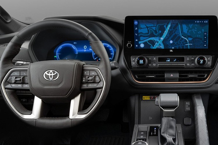 Phiên bản mạnh hơn – Super Power – có công suất 224 mã lực, mô-men xoắn 550 Nm, sử dụng hộp số tự động 6 cấp và dẫn động 4 bánh. Cả hai phiên bản đều tương thích nhiên liệu B20, đạt chuẩn khí thải Euro 5 và trang bị bộ lọc khí thải DPF. Toyota cho biết các động cơ này sẽ được tinh chỉnh lại trên TRAVO, do đó thông số chính thức có thể có điều chỉnh khi ra mắt.