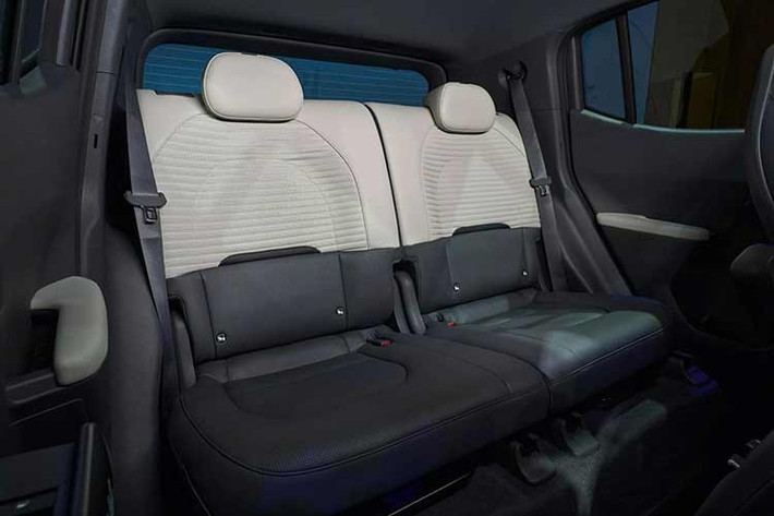 Với chiều dài cơ sở 2.565 mm, mẫu ôtô điện cỡ nhỏ nhà Kia này được trang bị khoang hành lý có dung tích tối đa 403 lít ở bản 4 chỗ. Ngoài ra, xe còn có cốp chứa đồ phía trước, nằm bên dưới nắp ca-pô với dung tích chỉ 15 lít.