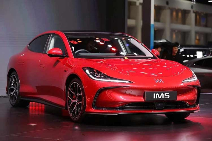 Về thiết kế ngoại thất, mẫu xe sedan MG IM5 2026 tại Thái Lan được thiết kế theo phong cách tròn trịa và mượt mà. Xe được trang bị cụm đèn pha với thiết kế như đôi mắt thằn lằn, khe gió hình chữ C ở hai góc cản trước...