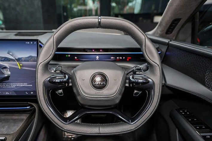 Lotus chú trọng vật liệu bền vững nên các chi tiết trên xe đều được làm từ da Nappa, sợi carbon và loại sợi chỉ xa xỉ tái chế từ bông phế liệu ngành thời trang, góp phần giảm phát thải carbon.