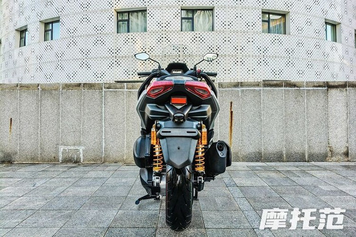 Mẫu xe tay ga RKM XMAX300 sử dụng hộp số CVT, với mức tiêu thụ nhiên liệu khoảng 3,1 lít/100 km và bình xăng lớn 13,6 lít, cho phép di chuyển quãng đường lên đến 300 km.