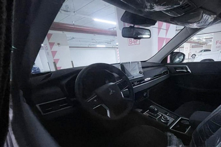Khoang nội thất là nơi thay đổi rõ rệt nhất. Mitsubishi thiết kế lại hoàn toàn theo hướng hiện đại và cao cấp hơn, nổi bật với vô-lăng bốn chấu và màn hình trung tâm 12,3 inch thay cho loại 9 inch trước đây.