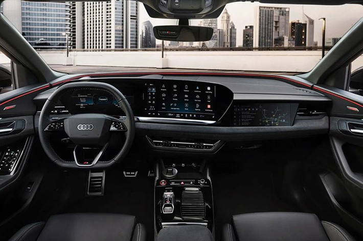 Bên trong Audi Q6 e-tron là không gian nội thất 2 hàng ghế với 5 chỗ ngồi. Khoang hành lý của xe có thể tích tiêu chuẩn 526 lít và tăng lên 1.259 lít nếu gập hàng ghế sau. Bên dưới nắp ca-pô cũng có thêm ngăn chứa đồ nhỏ với thể tích 64 lít.