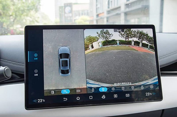 BYD trang bị hệ thống hybrid cắm sạc DM thế hệ thứ năm tiên tiến nhất của hãng. Hệ thống gồm động cơ xăng 1.5L, công suất khoảng 100 mã lực, momen xoắn 126Nm, kết hợp cùng động cơ điện với công suất tối đa 218 mã lực.