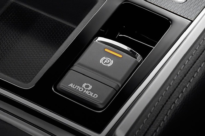 Nội thất gồm ba hàng ghế bọc da cho bảy người, ghế lái chỉnh điện tám hướng, màn hình cảm ứng trung tâm 8 inch hỗ trợ Apple CarPlay và Android Auto.