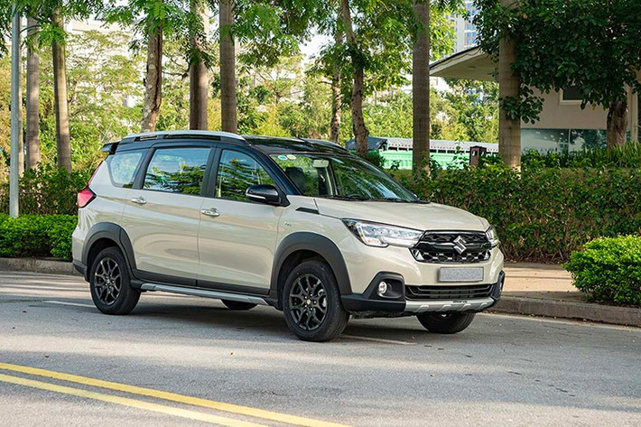 Trong tháng 7 này, khách mua mẫu Suzuki XL7 Hybrid cũng được hỗ trợ 50% lệ phí trước bạ, tương đương ưu đãi tiền mặt từ 30 - 36 triệu đồng. Riêng các xe sản xuất năm 2024 còn được ưu đãi lên tới 100% lệ phí, giá xe thực tế sẽ dao động từ 530 - 540 triệu đồng.