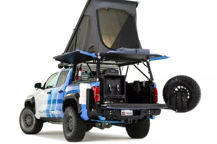 Phía sau xe, Toyota bố trí bộ lều mui bật cùng thùng xe có nắp mở ba hướng, biến Tacoma H2 thành “nhà di động” đúng nghĩa cho những chuyến cắm trại dài ngày. Cửa thùng sau được thiết kế theo dạng “roboformed”, vừa đảm bảo độ cứng, vừa tích hợp bánh dự phòng cỡ lớn để tăng tính thực tiễn.