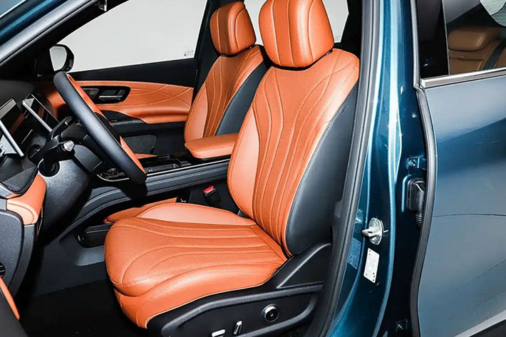 Khoang cabin Tiggo 8 mới được tinh chỉnh hiện đại hơn, với hai tùy chọn bố trí màn hình trung tâm gồm cấu hình ngang đồng hồ kỹ thuật số 10,25 inch kết hợp màn hình giải trí 15,6 inch. Tuỳ chọn còn lại là cấu hình dọc với màn hình trung tâm 13.2 inch mang phong cách xe điện.