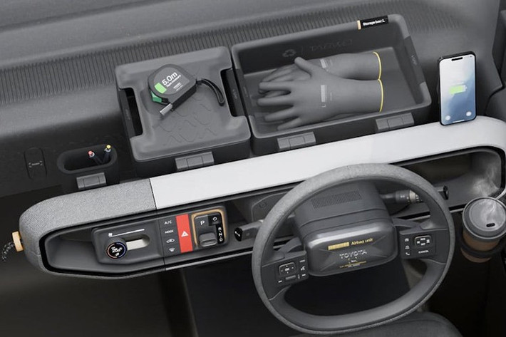 Một điểm khác biệt nữa so với Hiace ngày nay là việc không có trụ bên hông xe (bên trái với phiên bản chở hàng), giúp việc chất hoặc dỡ hàng hóa trở nên thuận tiện hơn rất nhiều khi cửa trước và cửa sau trượt đều mở.