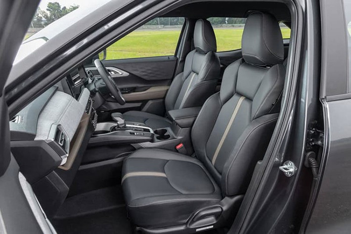 Về công nghệ an toàn, Mitsubishi XForce HEV được trang bị gói hỗ trợ lái Diamond Sense, bao gồm kiểm soát hành trình thích ứng, phanh khẩn cấp tự động, cảnh báo phương tiện cắt ngang phía sau và nhiều tính năng khác. Xe có 6 túi khí, hệ thống camera 360 độ cùng các cảm biến hỗ trợ đỗ xe.