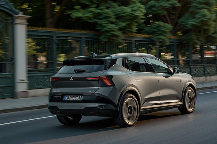 Mitsubishi cũng xác nhận sẽ tung ra một phiên bản giá rẻ hơn vào năm 2026, sử dụng pin 60 kWh và động cơ 170 mã lực, tương đương bản tiêu chuẩn của Scenic E-Tech. Sự xuất hiện của Eclipse Cross EV khiến không ít người đặt câu hỏi: đây có thực sự là bước đi chiến lược hay chỉ là nỗ lực "chữa cháy" của Mitsubishi trong bối cảnh ngày càng tụt lại trên thị trường ôtô toàn cầu?