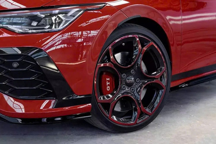 Theo nhà sản xuất ôtô Đức, phiên bản đặc biệt này của mẫu xe hatchback nhỏ gọn dẫn động cầu trước nổi tiếng sẽ đạt tốc độ tối đa 168 mph (270 km/h) và có thể tăng tốc từ vị trí xuất phát đến 62 mph (100 km/h) chỉ trong 5,3 giây.