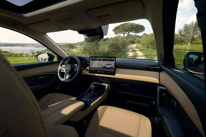 Bên trong khoang lái, xe được trang bị bảng đồng hồ kỹ thuật số 10,25 inch cùng màn hình giải trí trung tâm 12,9 inch tích hợp Google built-in. Hệ thống này vẫn hỗ trợ Android Auto và Apple CarPlay nhưng kết nối theo dạng có dây.