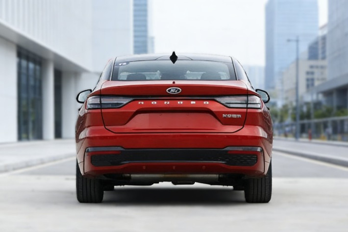 Mặc dù có nhiều điểm chung về ngoại thất, bản Taurus (Trung Đông) lại có những điểm khác biệt đáng kể so với Mondeo (Trung Quốc). Sau một loạt hình ảnh hé lộ hồi đầu năm, Ford đã chính thức ra mắt Taurus nâng cấp cho thị trường Trung Đông và một số thị trường khác.