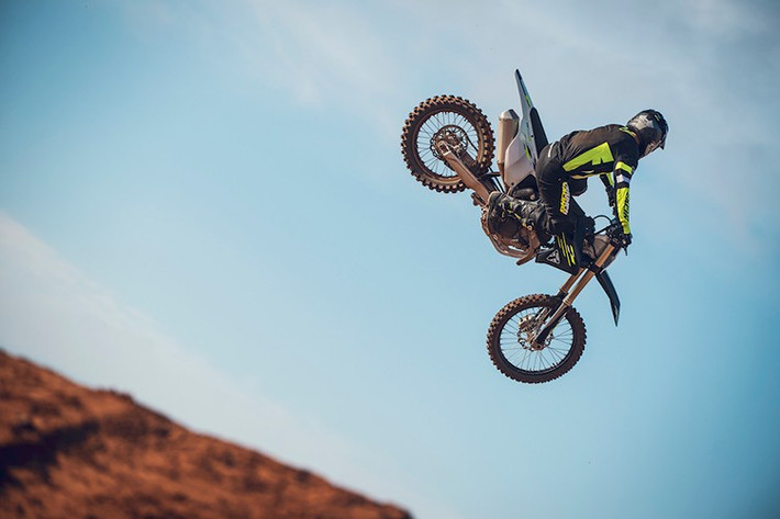 Hoàn thiện những thay đổi là những sửa đổi nhỏ bao gồm cửa sổ thăm dầu được định hình lại để cải thiện tầm nhìn, bố cục khay đựng ắc quy mới được thiết kế để đơn giản hóa việc bảo trì và tem đấu mới.