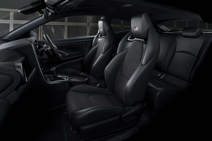 "Hoa lốp mới, cấu trúc bên trong và hợp chất cao su được cải tiến giúp tăng đáng kể khả năng kiểm soát khi lái xe ở giới hạn”, hãng Toyota cho biết. Nằm bên dưới nắp ca-pô của Toyota GR Yaris 2026 vẫn là động cơ 3 xi-lanh, tăng áp, dung tích 1.6L như cũ, sản sinh công suất tối đa 300 mã lực và mô-men xoắn cực đại 400 Nm. Người mua vẫn có thể lựa chọn hộp số sàn 6 cấp hoặc hộp số tự động 8 cấp kèm lẫy chuyển số sau vô lăng.