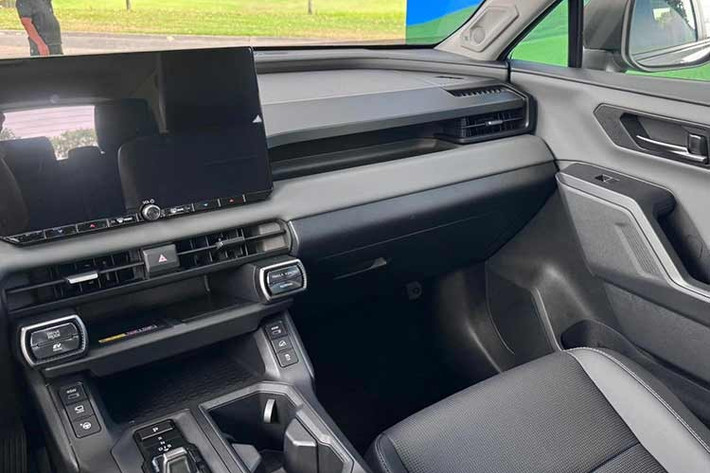 Tại thị trường Philippines, Toyota RAV4 Hybrid 2026 được phân phối với hai biến thể chính. Phiên bản tiêu chuẩn RAV4 ADV HEV AWD CVT có giá bán niêm yết là 2,183 triệu Peso (tương đương 970 triệu đồng). Trong khi đó, phiên bản cao cấp nhất RAV4 LTD HEV AWD CVT được chào bán ở mức 2,499 triệu Peso (khoảng 1,10 tỷ đồng).