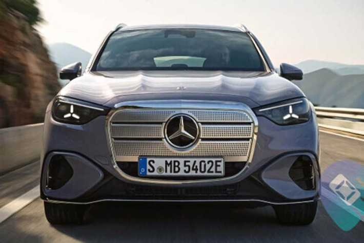 Thiết kế tổng thể của Mercedes-Benz GLC EV 2027 thuần điện được nhận diện dễ dàng nhờ lưới tản nhiệt ma trận phát sáng gồm 942 điểm LED, tạo hiệu ứng ánh sáng độc đáo mỗi khi xe khởi động.