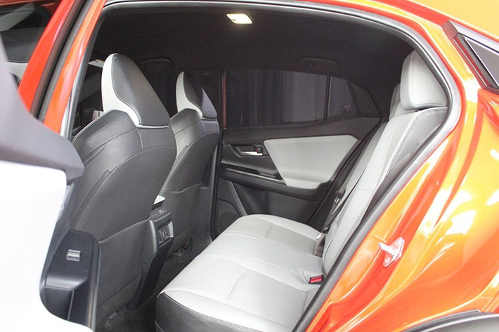 Về an toàn, Subaru trang bị cho Uncharted gói hỗ trợ lái EyeSight bao gồm: ga tự động thích ứng, cảnh báo phương tiện cắt ngang phía trước/sau, hỗ trợ giữ làn, hỗ trợ lái chủ động, nhận diện biển báo giao thông và hỗ trợ đánh lái khẩn cấp. Ngoài ra, còn có cảnh báo điểm mù và cảnh báo mở cửa an toàn.