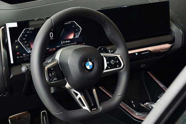 Sự khác biệt mang tính quyết định của BMW X3 30 M Sport Pro nằm ở bên dưới nắp ca-pô. Xe được trang bị khối động cơ 2.0L tinh chỉnh, sản sinh công suất tối đa lên tới 258 mã lực và mô-men xoắn cực đại 400 Nm. Chỉ số này vượt trội hoàn toàn so với mức 190 mã lực và 310 Nm trên bản X3 20, mang lại khả năng tăng tốc ấn tượng và cảm giác lái phấn khích đặc trưng của nhà BMW.