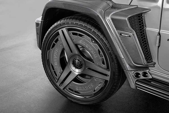 Điểm nhấn phần hông của BRABUS 900 ROCKET EDITION là bộ mâm kích thước 24 inch BRABUS Monoblock II EVO “PLATINUM EDITION” cao cấp, tái hiện nét hiện đại hoà quyện thiết kế ba chấu huyền thoại. Để tăng độ sắc sảo và thẩm mỹ, bộ mâm có tấm che Aero Blades bằng sợi carbon.
