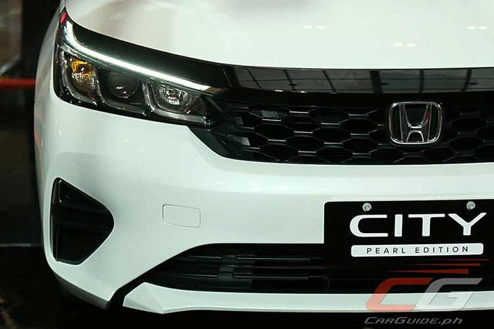 Biến thể sedan của phiên bản này được phát triển từ mẫu City 1.5 S CVT, bổ sung các chi tiết trang trí màu đen như: gương chiếu hậu, tay nắm cửa, lưới tản nhiệt và mâm xe. Toàn bộ xe được sơn màu Platinum White Pearl, tạo nên sự tương phản nổi bật, hiện đại.