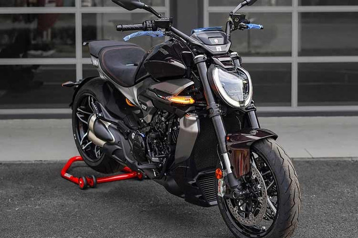 Ducati tiếp tục đưa nhiều mẫu xe mới về Việt Nam sau khi đổi nhà phân phối sang Trâm Anh Motorsports kể từ tháng 9 năm ngoái. Trong đó Ducati XDiavel V4 thế hệ mới đã được nhập về nước vào đầu năm 2026 này, sau khi ra mắt toàn cầu cách đây 1 năm. Xe có giá bán chính hãng là 1,129 tỷ đồng, đắt gần bằng chiếc sedan cỡ D Toyota Camry mới tại Việt Nam.