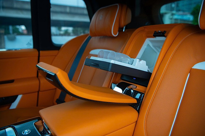 Cốp xe Rolls-Royce Cullinan Black Badge 2025 mở dạng vỏ sò với hai phần, hỗ trợ bởi thanh thủy lực. Phần cốp tách biệt bởi vách kính ngăn giữa khoang hành khách nhằm ưu tiên sự thoải mái và không gian yên tĩnh của 4 hành khách trong xe. Dung tích cốp 560 lít.
