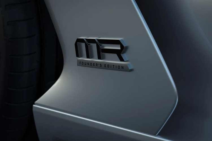 Bộ mâm hợp kim siêu nhẹ có kích thước 20 inch đối với bánh trước và bánh sau là 21 inch, kết hợp với bộ lốp Michelin Cup 2. Bộ cùm phanh EVO2 cùng đĩa phanh carbon-ceramic có lớp phủ silicone ma trận độc đáo giúp tối ưu hiệu năng.