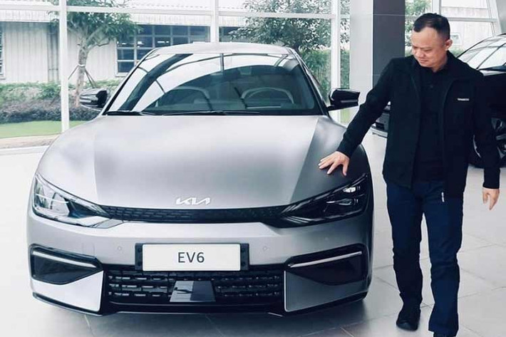 Dù là một mẫu xe điện đột phá của Kia, nhưng EV6 tại Việt Nam đang phải đối mặt với vấn đề hạ tầng trạm sạc còn hạn chế. Thêm vào đó, Kia EV6 trên thế giới đã có bản nâng cấp năm 2024 với bộ pin 84kWh lớn hơn, cung cấp tầm hoạt động lên tới 495km. Chính vì vậy, việc chào bán chiếc xe đời cũ với mức giá tương đương xe hạng sang khiến chiếc EV6 này cũng là một rào cản.
