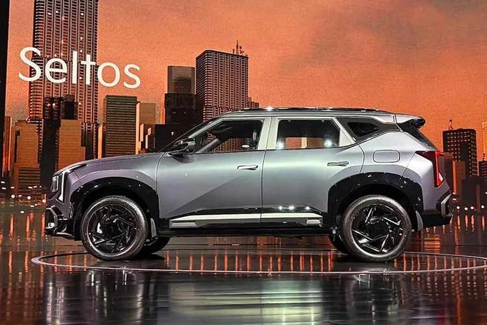 Ở phiên bản 2026, Seltos lần đầu tiên bổ sung tùy chọn động cơ hybrid 1.6L cùng các công nghệ điện hóa như V2L, hứa hẹn tiếp tục củng cố vị thế dẫn đầu phân khúc. Xe được phát triển trên nền tảng K3 gia cố, giúp tăng độ cứng thân xe khoảng 20%, mang lại sự ổn định và an toàn cao hơn khi vận hành.