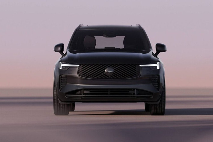 Volvo XC90 mới đã được nâng cấp đáng kể với hàng loạt cập nhật công nghệ và thiết kế vào năm 2024. Điều này khiến XC90 trở thành phiên bản tốt nhất từ trước đến nay của mẫu SUV hybrid chủ lực từng đoạt giải thưởng của Volvo Cars. XC90 là một trong những chiếc xe an toàn nhất trên đường, với khung an toàn tiên tiến và hàng loạt công nghệ an toàn chủ động được tích hợp.