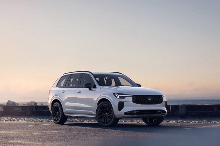 Ghế thể thao màu đen có thể được bọc bằng da nappa hoặc da nhân tạo dành cho người yêu động vật. Dựa trên hai cấp độ trang bị cao nhất Plus và Ultra, cả ghế lái và ghế hành khách đều trang bị hỗ trợ thắt lưng điều chỉnh điện 4 hướng, đệm chân điều chỉnh, chức năng nhớ vị trí.