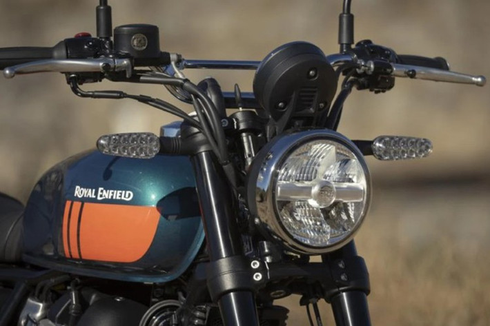 Thiết kế Bear 650 mang đậm dấu ấn scrambler cổ điển: bộ lốp khối đậm chất việt dã, yên xe dạng phẳng, khung sau nâng cao, biển số kiểu đua và khoảng sáng gầm được nâng cấp. Mỗi chi tiết đều được chăm chút để tôn vinh tinh thần “off-road” (chạy địa hình) tự do.