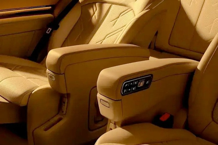 Được ví như "Rolls-Royce Cullian của Trung Quốc", Zeekr 9X mang trên mình nội thất 6 chỗ ngồi với cấu hình ghế 2+2+2. Hàng ghế thứ hai gồm hai ghế thương gia tách rời có kê chân chỉnh điện và chế độ không trọng lực.