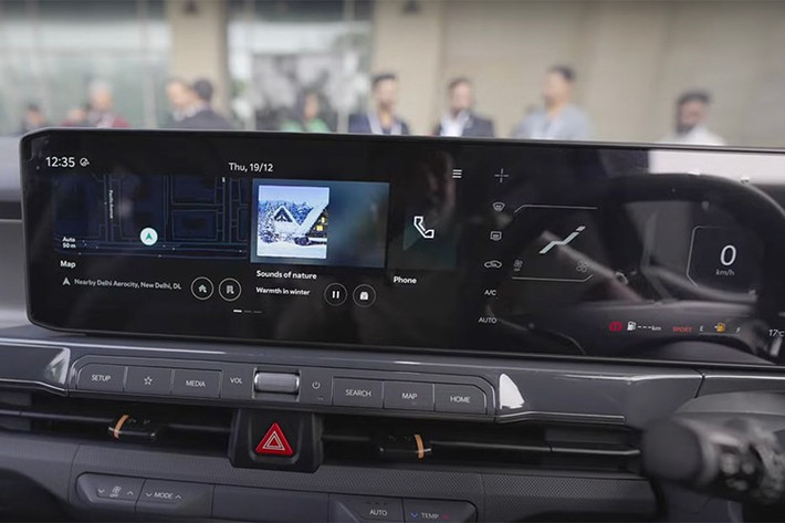 Syros EV dự kiến giữ nguyên kích thước dài 3.995 mm, rộng 1.805 mm, cao 1.680 mm, chiều dài cơ sở 2.550 mm. Bản điện thể sẽ có thêm màu sơn riêng, ngoài 8 màu đơn sắc đã có trên bản xăng.