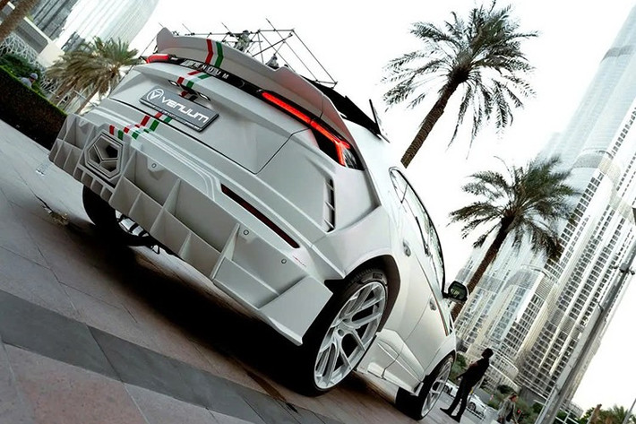 Venuum quảng cáo đây là phiên bản dành cho thị trường Ý, và sự hiện diện của các sọc lấy cảm hứng từ quốc kỳ Ý trên nắp ca-pô, nắp cốp và cản sau là bằng chứng đầu tiên bạn nhận thấy khi nhìn vào chiếc siêu SUV này. Phiên bản độc nhất vô nhị này sở hữu kiểu dáng vô cùng ấn tượng.