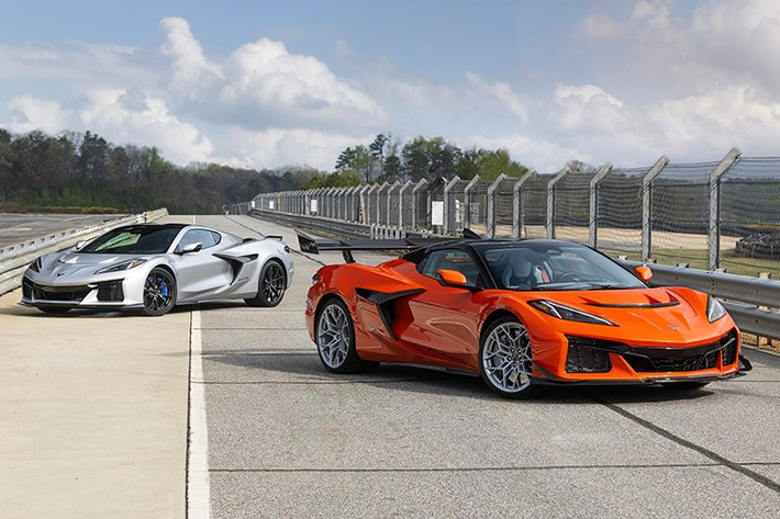 Chevrolet vừa làm cả thế giới xe hiệu suất cao chao đảo khi tung ra mẫu Corvette ZR1X 2026, chiếc xe không chỉ là mạnh nhất trong lịch sử hãng, mà còn chính thức bước vào lãnh địa của những chiếc hypercar hàng đầu thế giới.