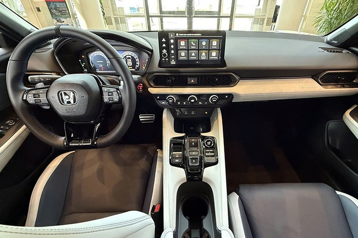 Họ là những người sẵn sàng chi trả để tìm lại phần ký ức tuổi trẻ qua một thiết kế mới mang tính hiện đại, thực dụng nhưng vẫn giữ được tinh thần thể thao thanh lịch. Sở thích màu sắc của nhóm khách hàng này cũng phản ánh rõ điều đó: 63% chọn màu Moonlight White Pearl (trắng ngọc trai ánh trăng), 16% chọn Meteoroid Gray Metallic (xám thiên thạch), 11% chọn Crystal Black Pearl (đen ngọc trai), và chỉ 10% chọn Flame Red (đỏ rực).