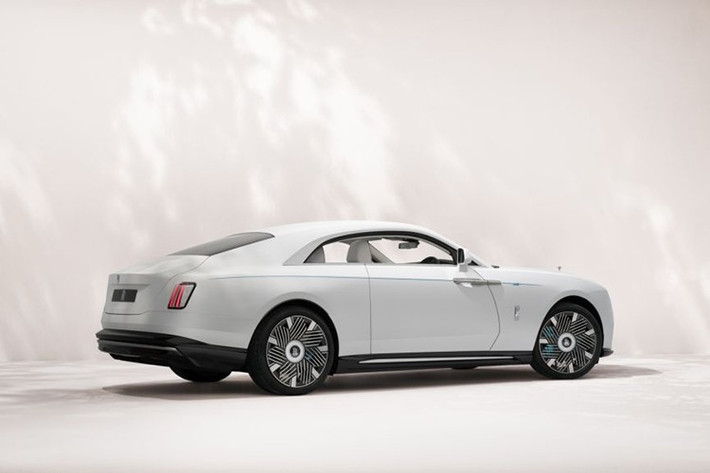 Những chi tiết hoa tinh tế này được phác họa thủ công bởi các chuyên gia Bespoke Rolls-Royce, xuất hiện xuyên suốt trên cả ngoại thất lẫn nội thất chiếc xe. Ngay từ phần ngoại thất, Spectre Primavera lập tức thu hút ánh nhìn với đường viền coachline thủ công mô tả cành hoa anh đào đang khoe sắc.